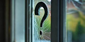 家里窗户碎了物业会管吗？