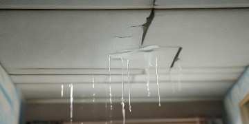 顶层漏水要找物业吗？